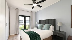 3 bedrooms, desk, iron/ironing board, free WiFi - 5th Floor - City Center 3Bed|Central and Spacious (Cape Town)