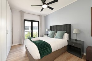Desk, iron/ironing board, free WiFi, bed sheets - 5th Floor - City Center 3Bed|Central and Spacious (Cape Town)