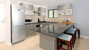 Coffee/tea maker, fridge, microwave, oven - 5th Floor - City Center 3Bed|Central and Spacious (Cape Town)