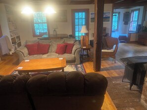 Living area - Tremendous 3-bedroom bungalow in welcoming Yelm perfect for a rustic getaway (Yelm)