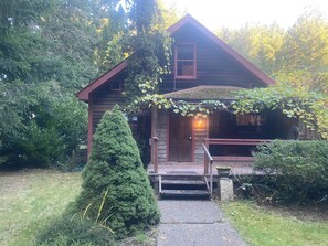 Exterior - Tremendous 3-bedroom bungalow in welcoming Yelm perfect for a rustic getaway (Yelm)