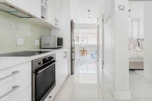 Fridge, microwave, oven, stovetop - Sea Point Oasis|250m to Ocean, Sunsets & Promenade (Cape Town)