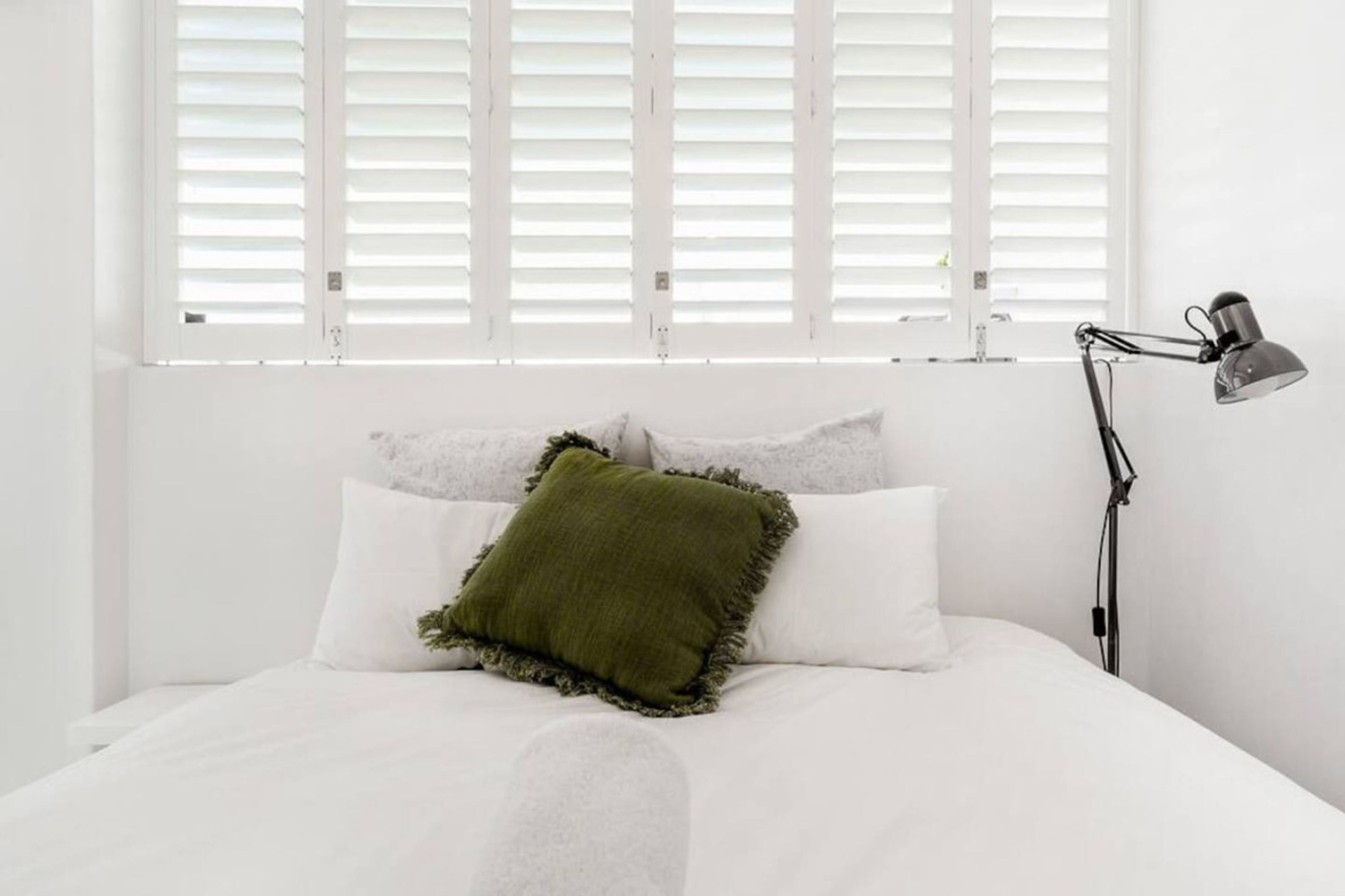 Escritorio, tabla de planchar con plancha, wifi gratis y ropa de cama 
