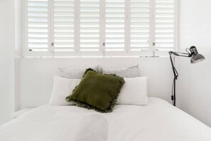 Desk, iron/ironing board, free WiFi, bed sheets - Sea Point Oasis|250m to Ocean, Sunsets & Promenade (Cape Town)