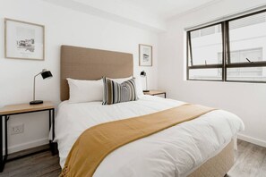 Desk, iron/ironing board, free WiFi, bed sheets - Designer 3 Peaks Apt|Stunning Table Mountain Views (Cape Town)