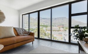 TV, offices - Designer 3 Peaks Apt|Stunning Table Mountain Views (Cape Town)