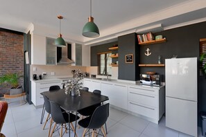 Fridge, microwave, oven, stovetop - Top-Floor 2 Bed | Unmatched Table Mountain Views (Cape Town)