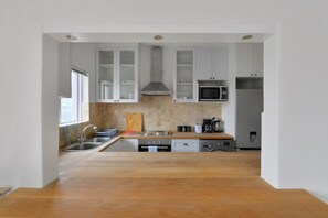 Fridge, microwave, oven, stovetop - Charming 2-Bed Sea Point Retreat | Mountain Views (Cape Town)