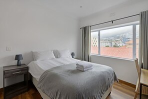 Desk, iron/ironing board, travel cot, free WiFi - Charming 2-Bed Sea Point Retreat | Mountain Views (Cape Town)