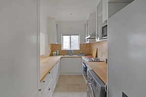 Fridge, microwave, oven, stovetop - Charming 2-Bed Sea Point Retreat | Mountain Views (Cape Town)