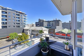 Property grounds - Charming 2-Bed Sea Point Retreat | Mountain Views (Cape Town)