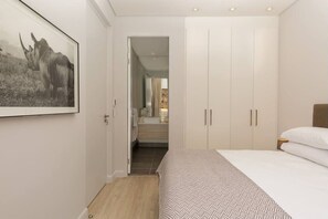 Escritorio, tabla de planchar con plancha, wifi gratis y ropa de cama 