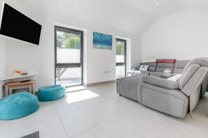 TV, fireplace - 3 Bed in Poundstock (oc-a32920) (Poundstock)