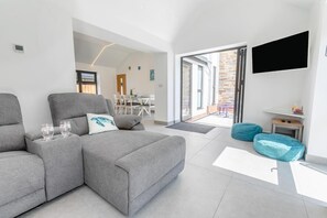 TV, fireplace - 3 Bed in Poundstock (oc-a32920) (Poundstock)