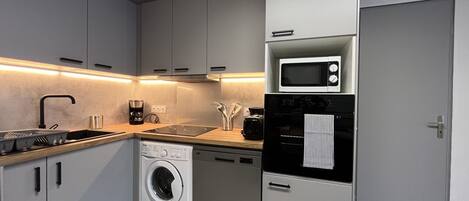 Een koelkast, een vaatwasser