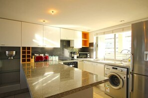Fridge, microwave, oven, stovetop - Upmarket 2Bed City Retreat|Close to V&A Waterfront (Cape Town)