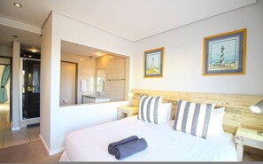 Tabla de planchar con plancha, wifi gratis y ropa de cama 