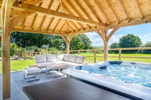 Bañera de hidromasaje al aire libre