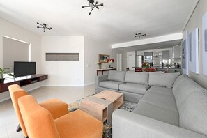 TV, offices - 6th Floor - 3Bed City Center | Spacious & Secure (Cape Town)