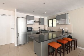 Fridge, microwave, oven, stovetop - 6th Floor - 3Bed City Center | Spacious & Secure (Cape Town)