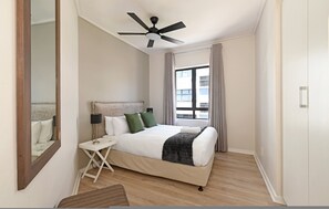 Escritorio, tabla de planchar con plancha, wifi gratis y ropa de cama
