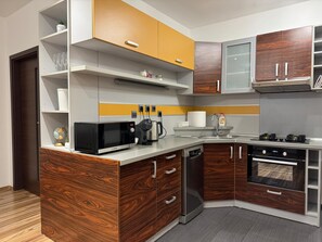 Wasserkocher mit Kaffee-/Teezubehör, Kühlschrank, Mikrowelle, Ofen