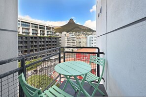 Outdoor dining - The Flamingo | One Bed | Sea Point Promenade (Cape Town)