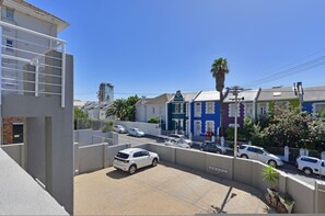 Property grounds - Modern 2-Bed Green Point Haven | Stylish & Central (Cape Town)