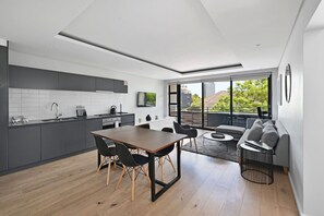 TV, offices - Secure 2Bed Green Point Retreat|Rooftop Pool & BBQ (Cape Town)