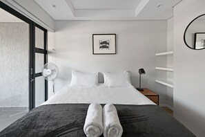 Desk, iron/ironing board, free WiFi, bed sheets - Secure 2Bed Green Point Retreat|Rooftop Pool & BBQ (Cape Town)