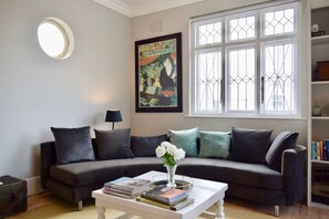 TV, fireplace, offices - Spacious 3 Bedroom Home | Green Point (Cape Town)
