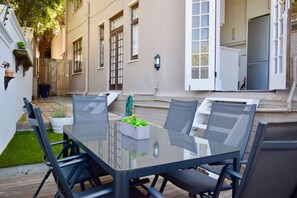 Outdoor dining - Spacious 3 Bedroom Home | Green Point (Cape Town)