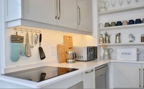 Fridge, microwave, oven, stovetop - Spacious 3 Bedroom Home | Green Point (Cape Town)
