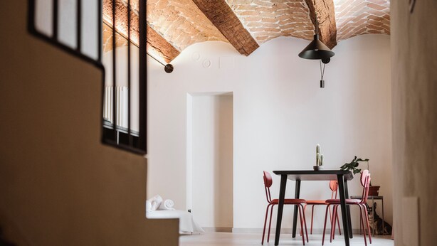 A dining area with a table, chairs, and a hanging light fixture. - Vicolo al Castello - Langhe e Monferrato Suites (Costigliole d'Asti)