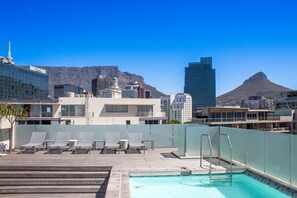 Pool - Spacious 2Bed Harbor Haven | V&A Waterfront Canals (Cape Town)
