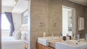 Unclassified image, 4 of 20, button - Spacious 2Bed Harbor Haven | V&A Waterfront Canals (Cape Town)
