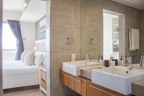 Desk, iron/ironing board, free WiFi, bed sheets - Spacious 2Bed Harbor Haven | V&A Waterfront Canals (Cape Town)