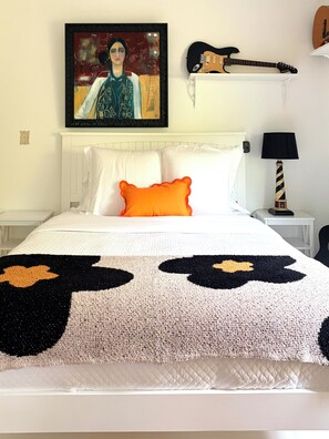 5 bedrooms, iron/ironing board, WiFi, bed sheets