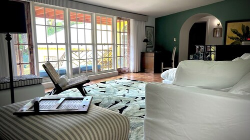
Villa Hideaway 5 Bedroom w Large Private Pool, central