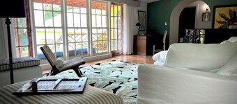 
Villa Hideaway 5 Bedroom w Large Private Pool, central