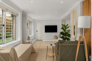 Desk, iron/ironing board, free WiFi, bed sheets - Cosy One Bed | Table Mountain (Cape Town)