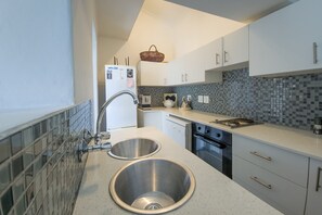 Fridge, oven, stovetop, dishwasher - Green Point| Peaceful Retreat | Off-Grid (Cape Town)