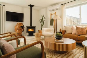 Smart TV, fireplace, offices - Modern 3BR w/ Pool, Spa, Game Room, Pet Friendly, EV Charger by Jantz Properties (Yucca Valley)