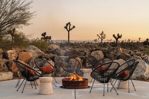 Property grounds - Modern 3BR w/ Pool, Spa, Game Room, Pet Friendly, EV Charger by Jantz Properties (Yucca Valley)