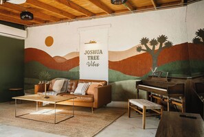 Smart TV, fireplace, offices - Modern 3BR w/ Pool, Spa, Game Room, Pet Friendly, EV Charger by Jantz Properties (Yucca Valley)