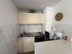 Fridge, microwave, stovetop, coffee/tea maker - 2-Room Apartment in Narbonne Plage (Narbonne)