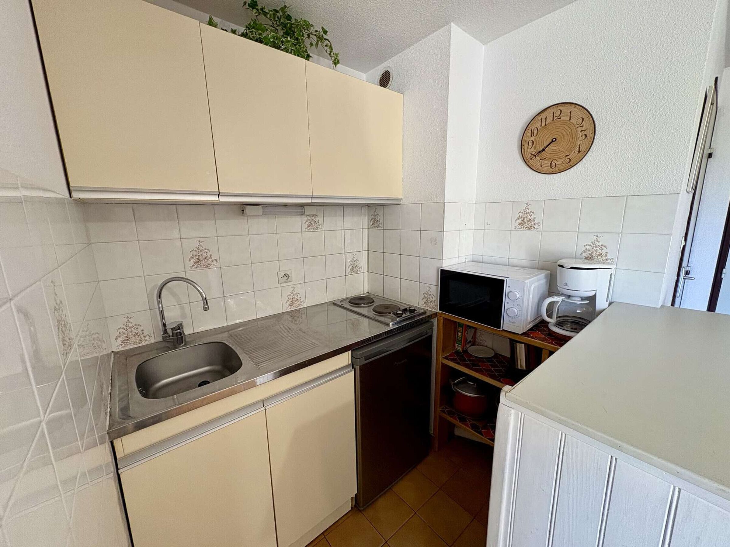 Kylskåp, mikrovågsugn, spishäll och kaffe- och tebryggare