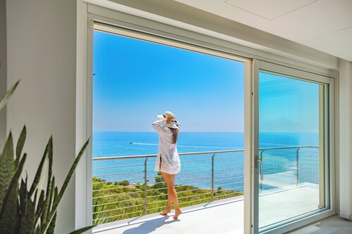 Spacious 4-bedroom Luxury Villa with Direct Sea Access in Sciacca