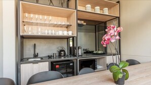 Coffee/tea maker, fridge, microwave, oven - Modern Apt | Co-Working | East City (Cape Town)