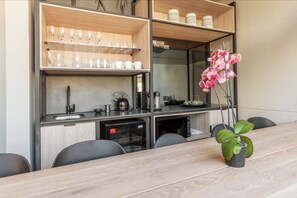 Fridge, microwave, oven, stovetop - Modern Apt | Co-Working | East City (Cape Town)